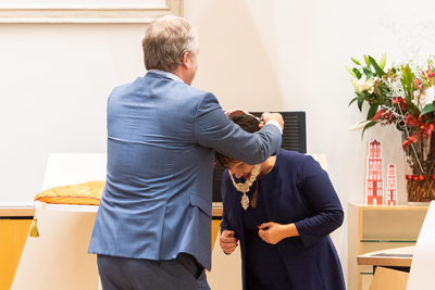 911046 Afbeelding van burgemeester Sharon Dijksma die de ambtsketen krijgt omgehangen bij haar installatie als ...